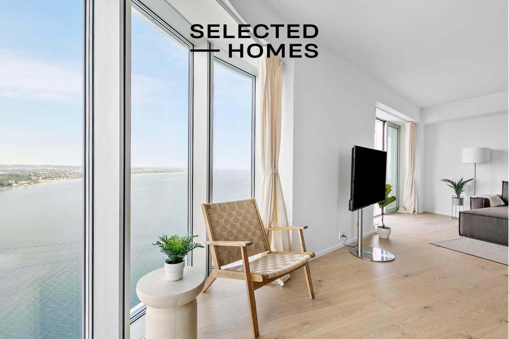 Penthouse On 35th Floor Apartment *